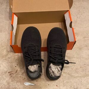 All birds- black- size 7